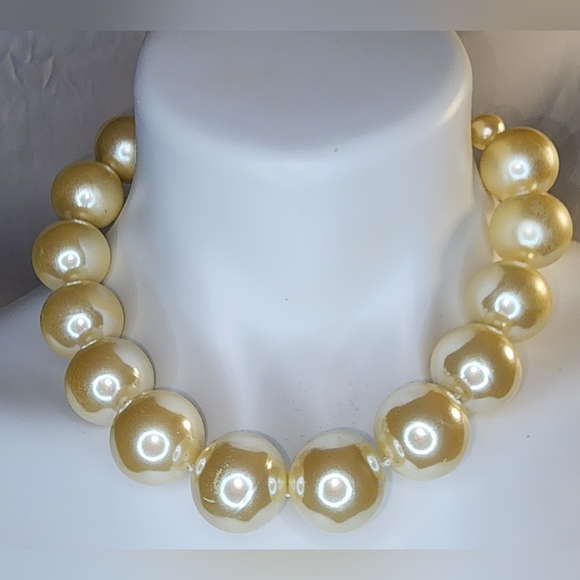 Vintage faux pearl beaded necklace and earring set - Picture 5 of 7